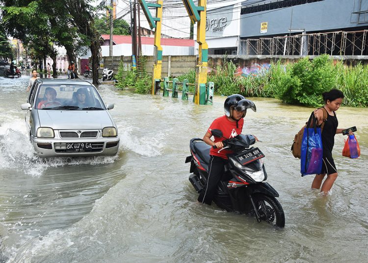 Hujan Deras Di Medan, Jalanan dan  Ratusan Rumah Terendam
